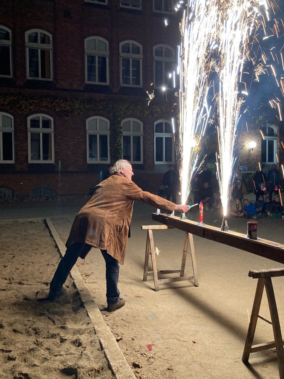 Eine Leuchtfontäne wird auf dem Schulhof gezündet. Foto: Föderverein Schule an der Lessingstraße