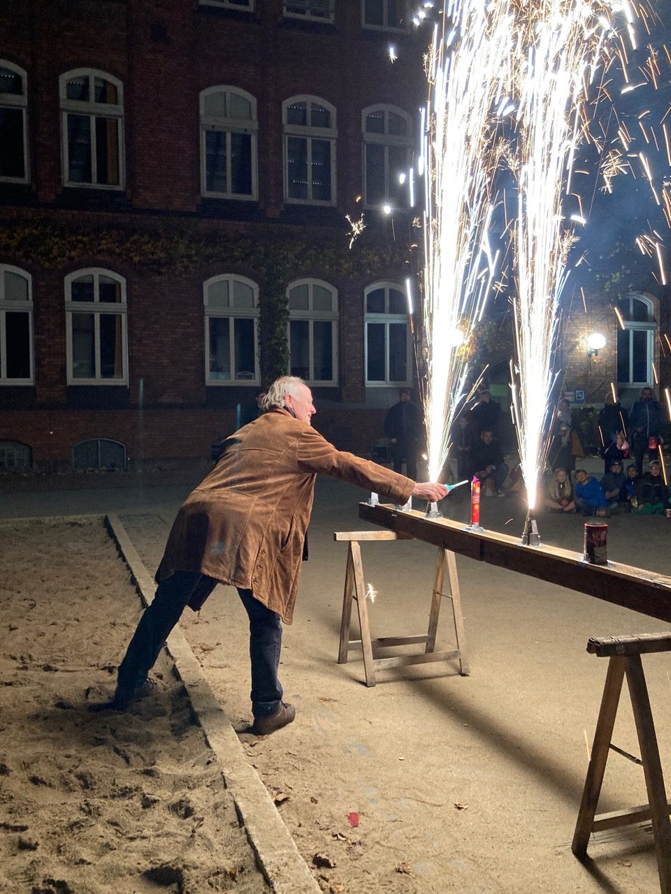 Eine LeuchtfontÃ¤ne wird auf dem Schulhof gezÃ¼ndet. Foto: FÃ¶derverein Schule an der LessingstraÃŸe