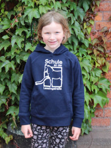 Kind mit blauem Hoodie der Schule an der Lessingstraße. Foto: Eva Wichmann