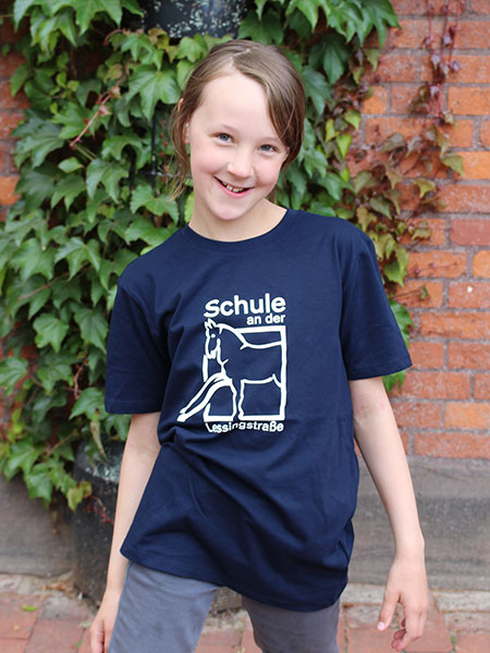 Kind mit blauem T-Shirt der Schule an der Lessingstraße. Foto: Eva Wichmann