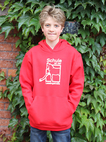 Kind mit rootem Hoodie der Schule an der LessingstraÃŸe. Foto: Eva Wichmann