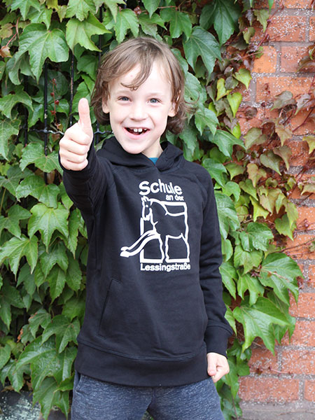 Kind mit schwarzem Hoodie der Schule an der LessingstraÃŸe. Foto: Eva Wichmann