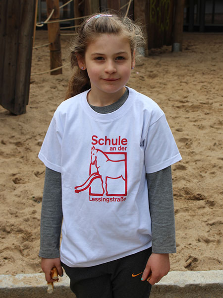 Kind mit weißem T-Shirt der Schule an der Lessingstraße. Foto: Eva Wichmann